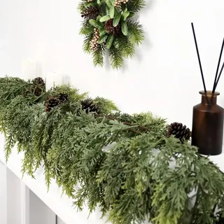 Künstliche Zedern-Girlande Weihnachten, 2M Zypressen-Kiefer Grünpflanze, Hängende Deko für Kamin, Treppe, Türrahmen, Innen- und Außendekoration (1)
