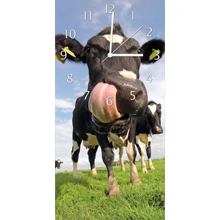 Wallario Design Wanduhr Lustige Kuh auf der Weide mit herausgestreckter Zunge aus Echtglas, Größe 30 x 60 cm - Blau