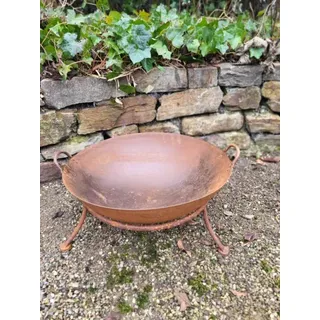 Edelrost Feuerschale Barcelona auf Dreibein