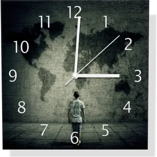 Wallario Design Wanduhr Kleiner Junge vor Weltkarte an grauer Beton-Wand aus Aluverbund, Größe 30 x 30 cm - Grün