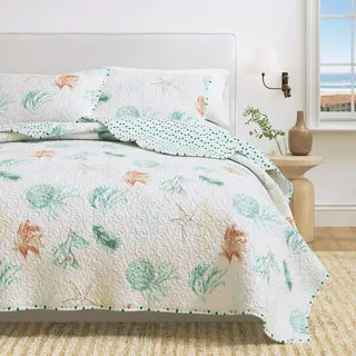 Great Bay Home Key West Quilts Collection Steppdecke für Doppelbett, wendbar, leicht, mit 1 Kissenbezug, für alle Jahreszeiten, Strand-Tagesdecken, Koralle und Muscheln, 2-teilig