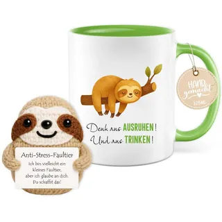 Farbeele Geschenk für Frauen, Männer & Kinder, 325ml Tasse mit Strick-Deko Anti Stress Faultier Glücksbringer, Geburtstag, Weihnachten, Gute Besserung, Prüfungsgeschenk, Abschiedsgeschenk